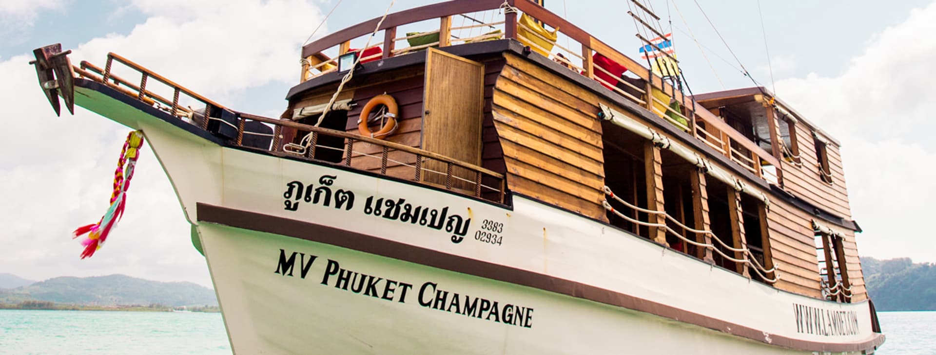 MV Phuket Champagne -veneellä merellä